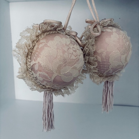 Vintage Victorian Look Louis Nichole 1980’s
Christmas Ball Ornament Set of 2. - Picture 11 of 16